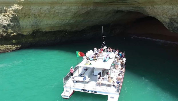 Podréis fotografiar desde el barco las cuevas de Benagil