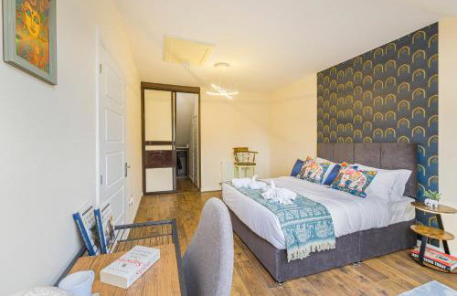 Casa Lana - Spacious and Stylish 4-Bed Home Near Gatwick with Free Parking - Foto 29