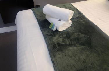 Modern Serviced Studio - Affordable Luxury with Free WIFI Free Parking Flat Screen Smart TV - Foto 16