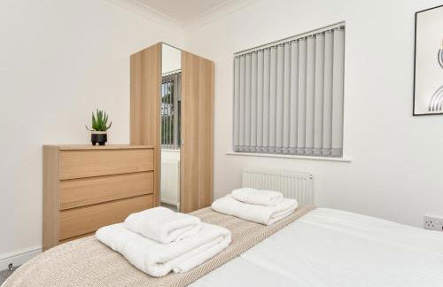 Bonchurch Court - A Stylish 3 Bed Apartment- Nr Ventnor with Large Outside Terrace & Parking - Dog Friendly - The Perfect Choice For Couples, Friends & Families - 5 Mins To Beach - Managed By Greenstay Serviced Accommodation - Foto 9