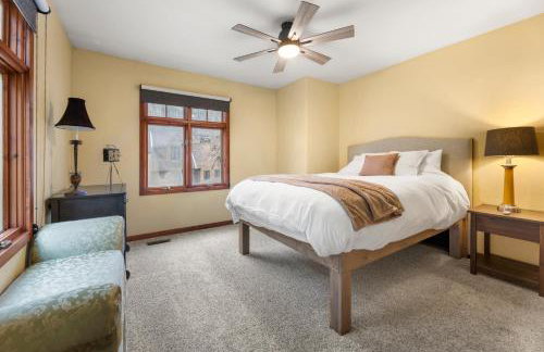 Spacious 5 Bed Retreat, Walk to Lifts and Main - Photo 15