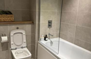 Penthouse height Flat, City View Balcony, Quiet, Free Wifi, Gym & More Minimalistic Home - Foto 6