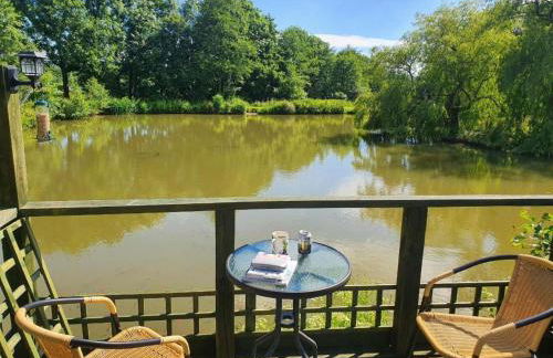 Snug & Secluded Lakeside Shepherds Hut 'Carp' - Foto 10