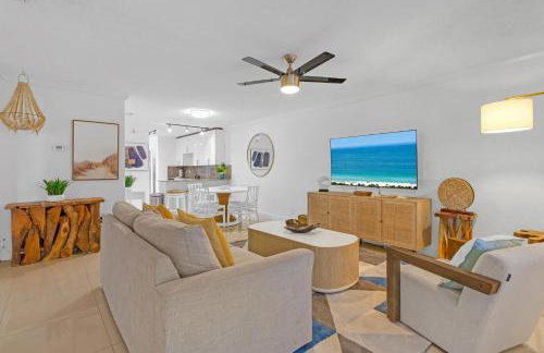 Boca Waterfront • Watch the Boats • Pool & Gym - Photo 1