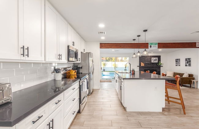 The Melrose ASU Pool Workspace Firepit - Photo 14