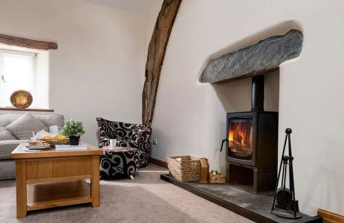 CRUCK BARN - Beautiful Renovated Barn within the Countryside - Photo 11