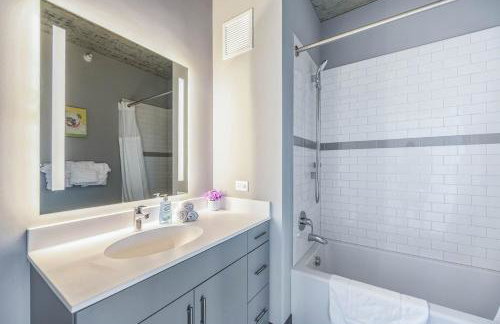 Freshly Minted 2BR - Elegance & Comfort in Central Chicago - Photo 30