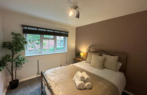 Comfortable 3 Bed House with Garden & Parking - Foto 19