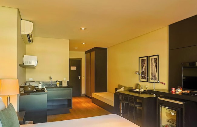 Manhattan On Floor - Photo 6
