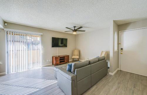 Cozy Fresno Condo w/ Balcony & Pool Access - Photo 4