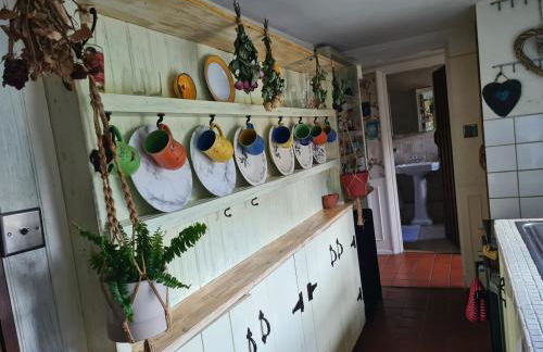 Cheerful, bright, cosy period cottage with hot tub - Foto 23