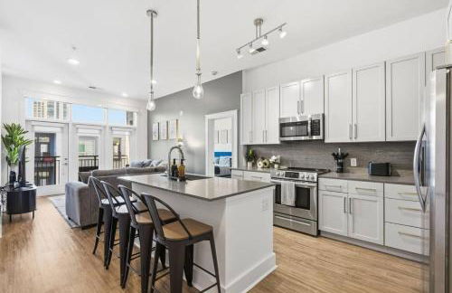 Skyline Retreat - Free Parking, Pool, Balcony - Foto 61