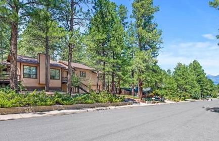 Kathys Cabin, King Bed, Hot Tub, Near-NAU & Downtown attractions, Perfect Year-Round Mountain Getaway - Photo 1