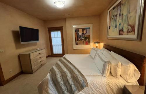 Luxe Artful Mountain Retreat with 4 King Suites, 8 Person Hot Tub and 3 Decks - Foto 55