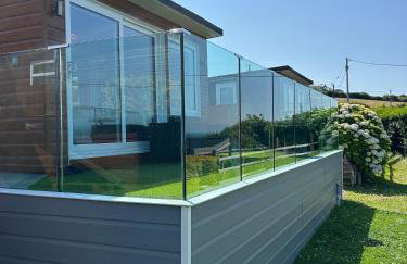 Bovisand Beach Area Chalet, 2-Bed Sea View with Gated Parking & BBQ - Photo 1