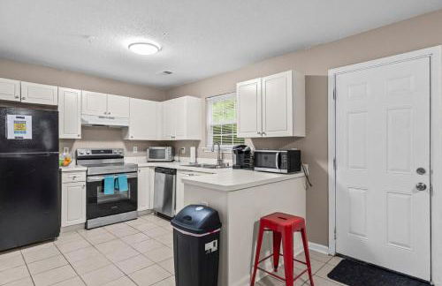 Spectacular Quiet Townhome with Modern Comfort - Foto 26