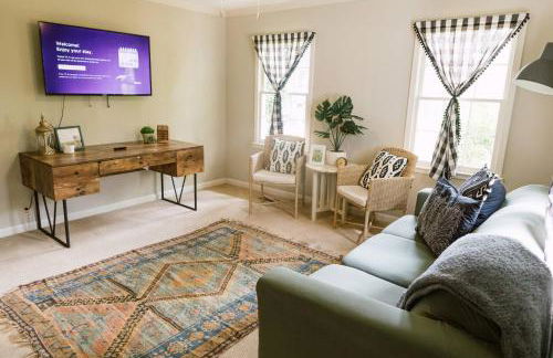 ~ The Cozy Farmhouse ~ | Sleeps 10+ | Farm Views - Foto 40