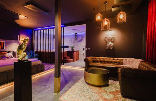 Love Room Les Private Places - Lit King Size et Jacuzzi Privé - Photo 16