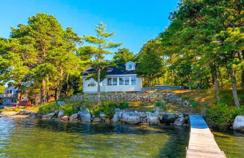 Gorgeous Waterfront Cottage with Luxurious Hot Tub for a Weekend Getaway near Cape Cod, Massachusetts - Foto 1