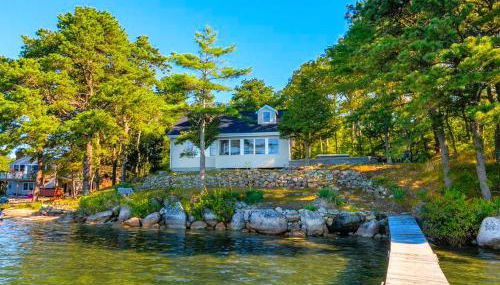 Gorgeous Waterfront Cottage with Luxurious Hot Tub for a Weekend Getaway near Cape Cod, Massachusetts - Foto 1