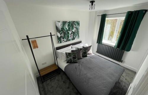 Brand New High Spec House with Parking & Wi-Fi By Home Away From Home - A - Foto 19