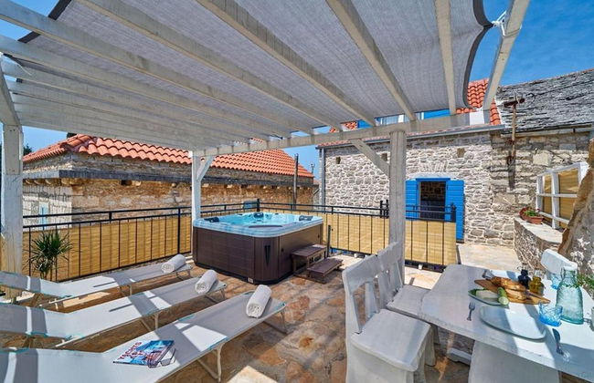 Elegant Stone House With Jacuzzi, Terrace, and Private Yard in Solta - Foto 12