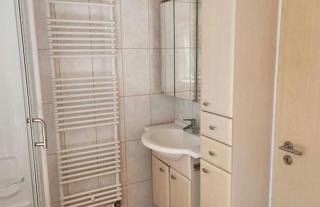 Tidy Furnished Wooden Chalet near Forest - Foto 9