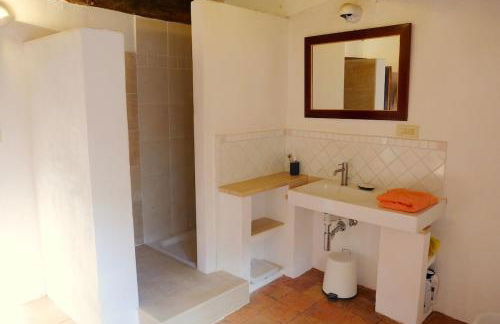 restored water mill with rockpools and waterfall - Foto 25