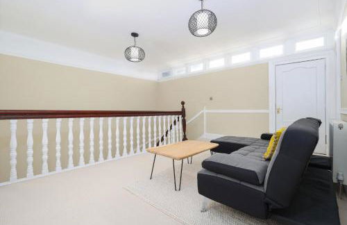 Extravagant 6 Bed Victorian Townhouse with Hot Tub - Photo 49