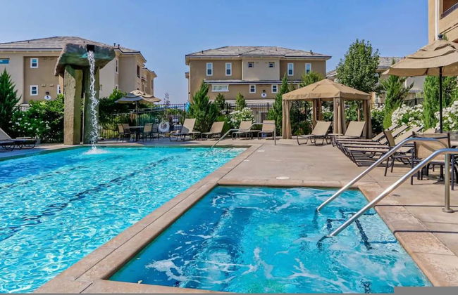 New Trendy 1BR Apartment With Heated Pool Gym Minigolf - Foto 58