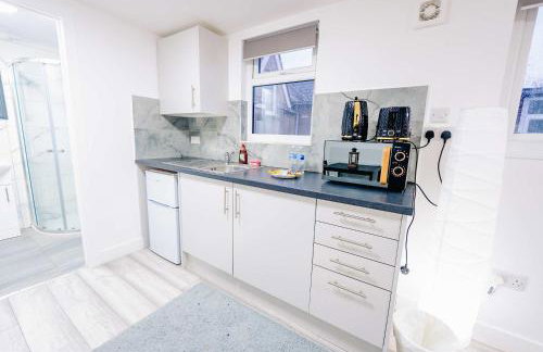 Free Hot Tub - Beautiful Studio with Fast WiFi - Photo 2