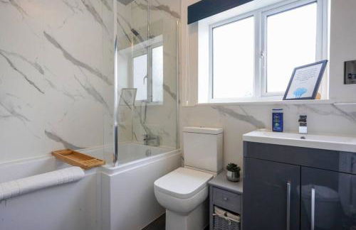 Orchard Bungalow - Sleeps 10 - Close to Town Centre - Free Parking, Pool Table, Fast Wi-Fi and Smart TV with Netflix by Yoko Property - Foto 32