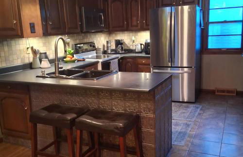 Fully Updated 3-Bedroom Ranch with Stylish Interiors, Full Furnishings, and Backyard Hangout Spaces - Foto 25