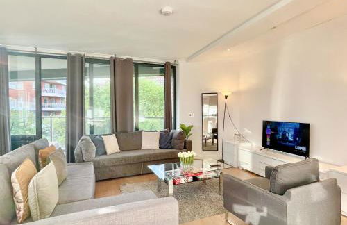 Sleek 3-bedroom flat with Balcony, Lift access, FREE WiFi in Southwark, Borough near The Shard by NourNest Apartments - Foto 1