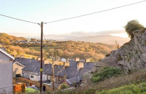 Cosy terrace cottage built into the mountain side. - Foto 16