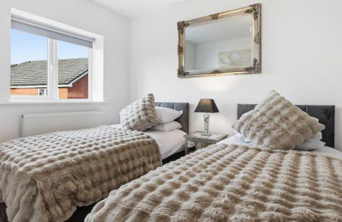 Stylish 3-Bed House in Newton-le-Willows - Private Parking & Garden - Foto 14