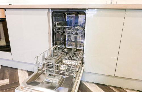 1 bed Apt close to Leeds Arena Sleeps up to 4 people F4 - Photo 9