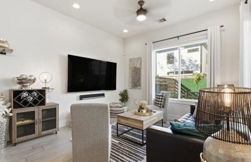 5 mins to Downtown - Houston Rodeo - Sleeps 7 - Photo 8