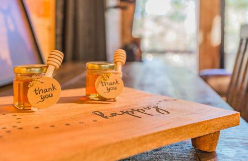 Cozy Cabin Retreat w/ Hot Tub & Nature Views - Foto 14