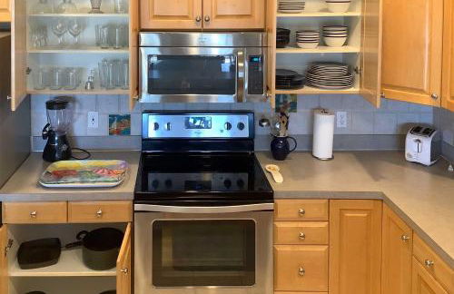 Large Balcony and Water Views Indian Shores Condo! - Foto 20