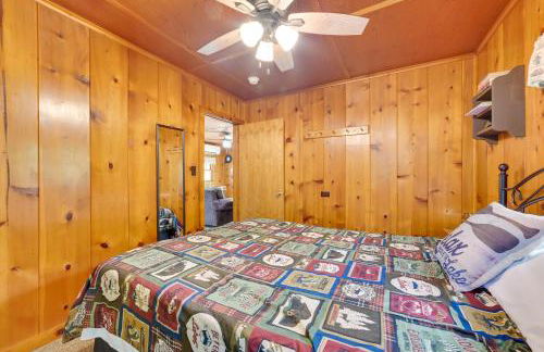 Near Snowmobiling! Carp Lake Cottage with Fire Pit - Foto 15