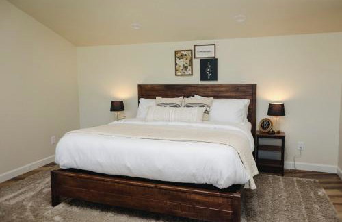 Riverfront Beauty with Pickle Ball Court - Foto 27