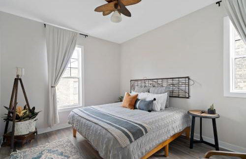 Bus Stop Sally in Historic Walker's Point MKE - Foto 6