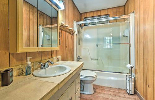 Near Hiking Trails Woodsy Pine Cabin with Fire Pit - Foto 15