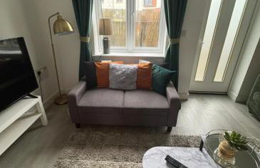 Spacious 4BR House with 2 Bathrooms and 1 WC ideal for Families, Professionals and Relocators near NEC, BHX, HS2 and JLR with Travel Cot, Pets Allowed and Free Parking - The Home Makers Hub - Foto 45