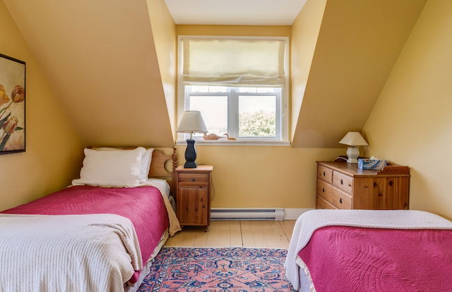 Lovely LacBrome 3 Bdrm Lakefront Cottage - Photo 1