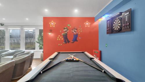 Fire and Fun Luxe Stay w Pool Hot Tub and Game Room - Foto 2