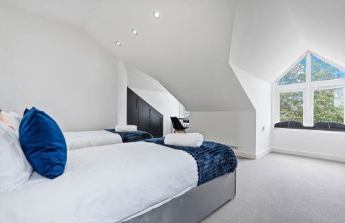 Stunning Penthouse-Style 2-Bed Uxbridge - Photo 18