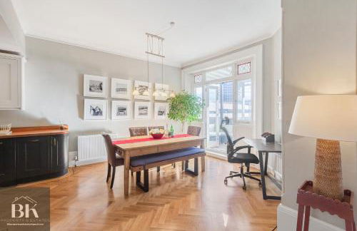 LUXURY Victorian Flat 2 bed 2 bath Flat Sleeps 4 to 7 - Photo 15