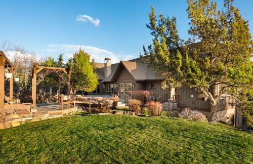 Luxe Artful Mountain Retreat with 4 King Suites, 8 Person Hot Tub and 3 Decks - Foto 40